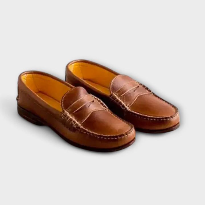 klassiset naisten loaferit